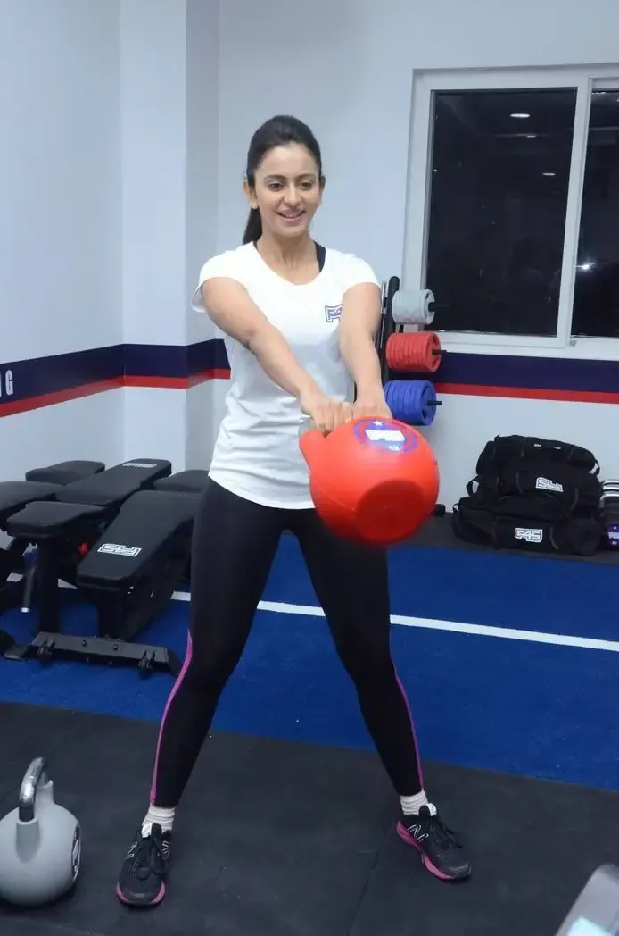 TOLLYWOOD ACTRESS RAKUL PREET SINGH TRAINING FITNESS GYM 3